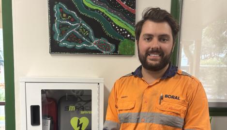 Jordan from Boral with Peats Ridge Public School's new Defibrillator