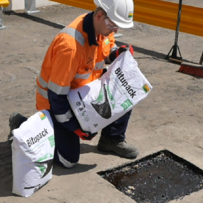 Pour Bitupack in a hole coated with emulsion