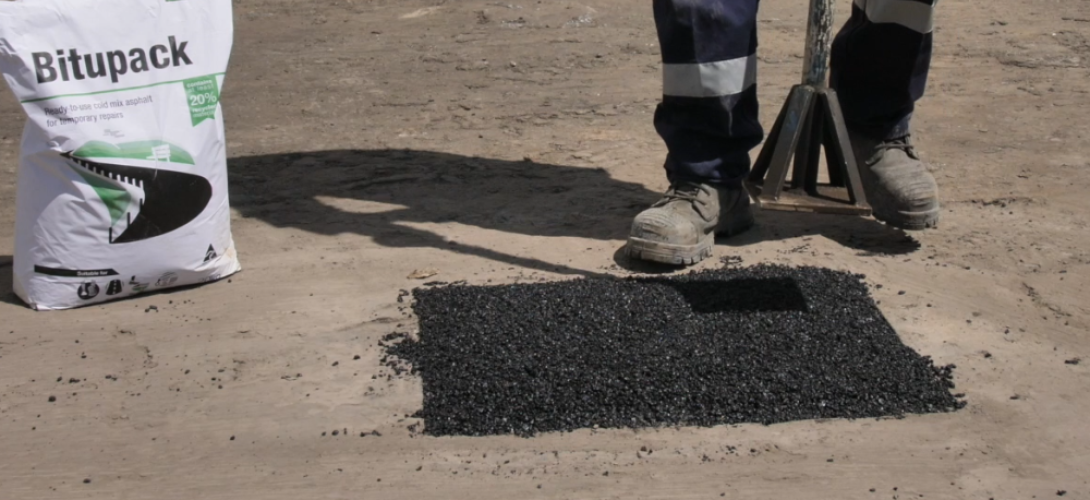 Compact Bitupack with a hand tamper or roller